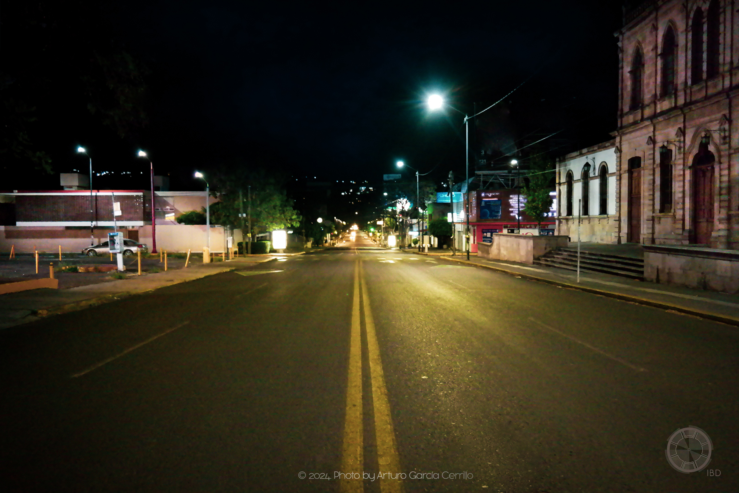 Picture at night of Morelia street showing an absence of vehicles