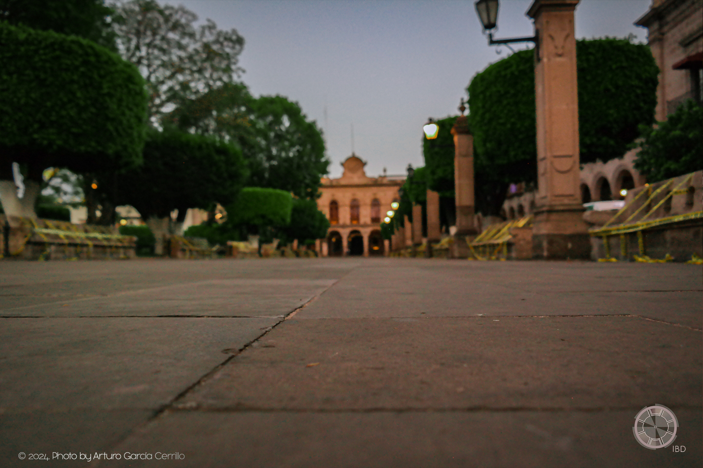 Picture of Morelia's downtown plaza showing restricted access to benches