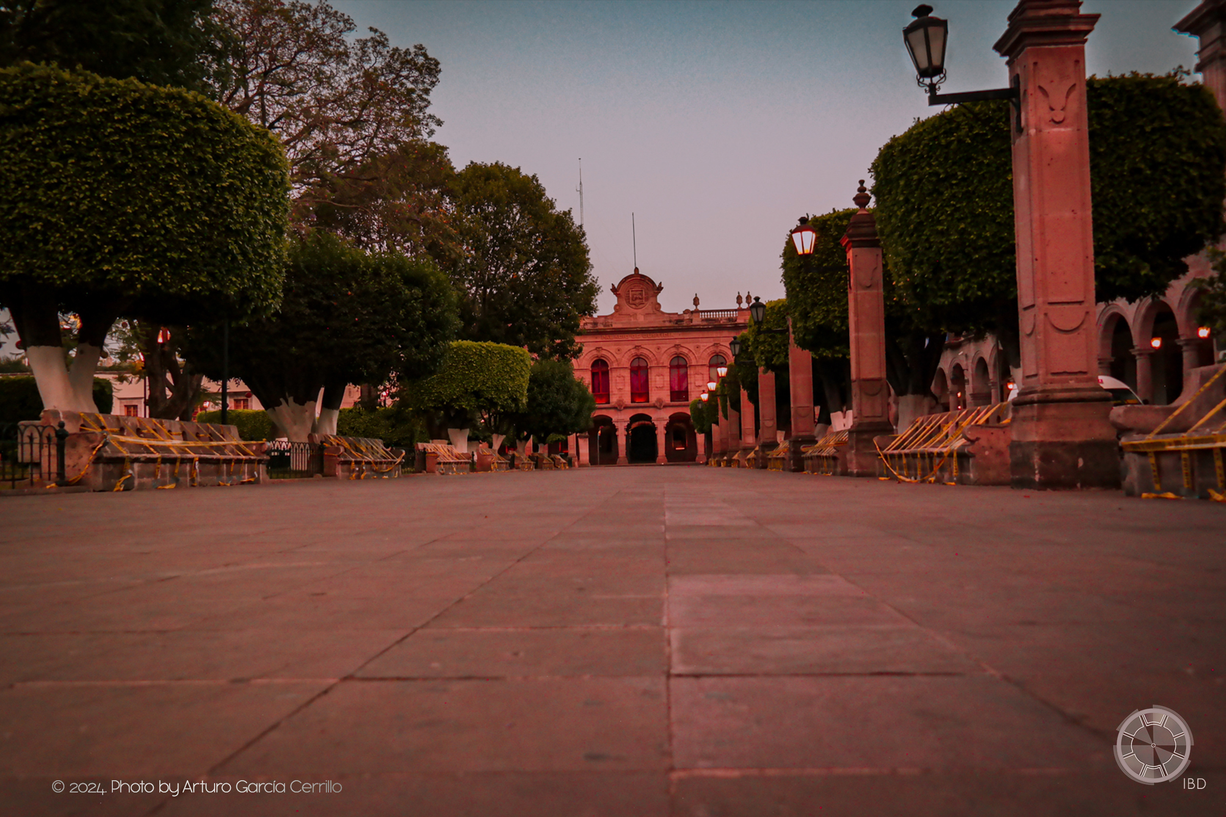 Picture of Morelia's downtown plaza showing restricted access to benches