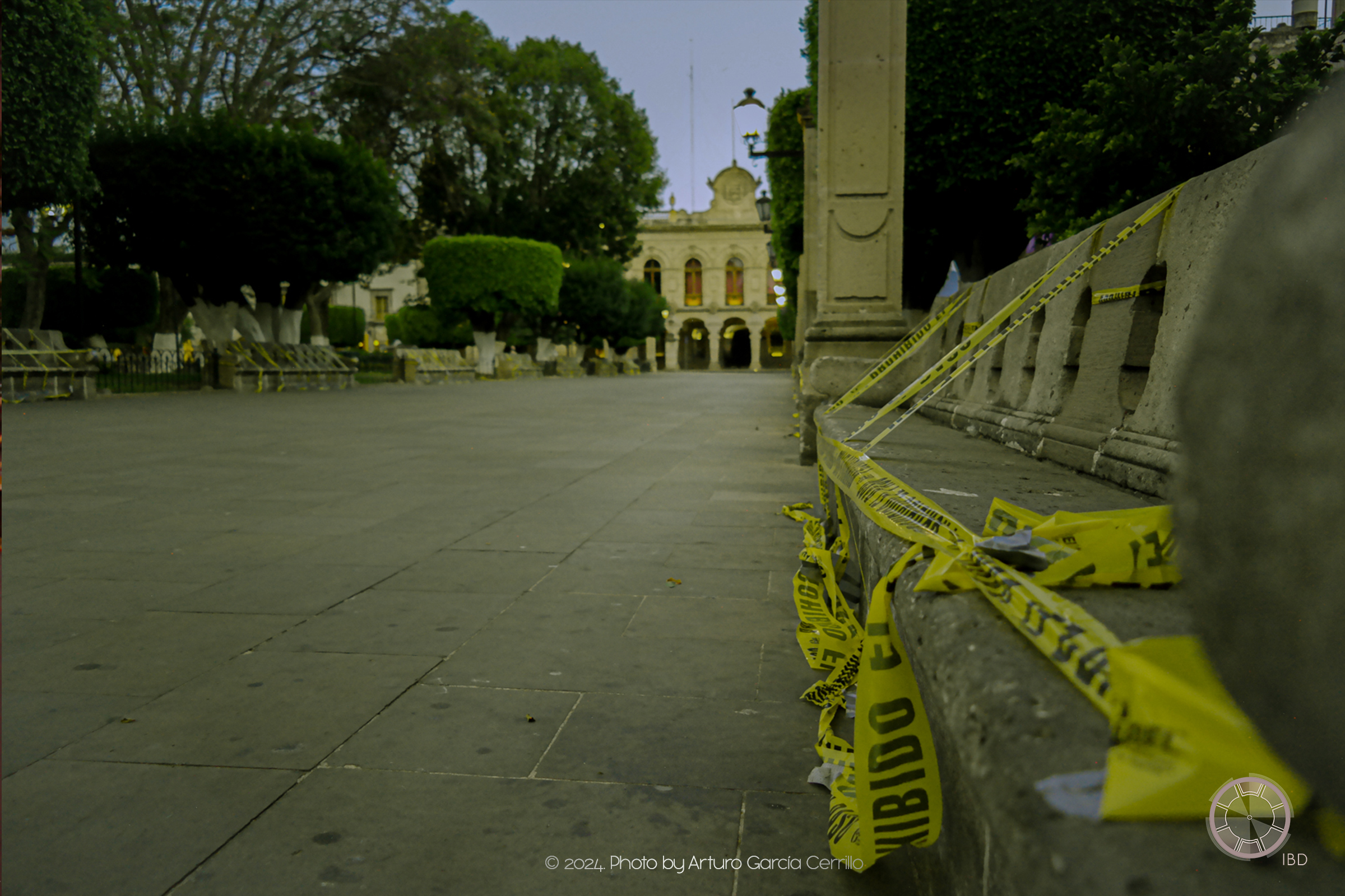 Picture of Morelia's downtown plaza showing restricted access to benches