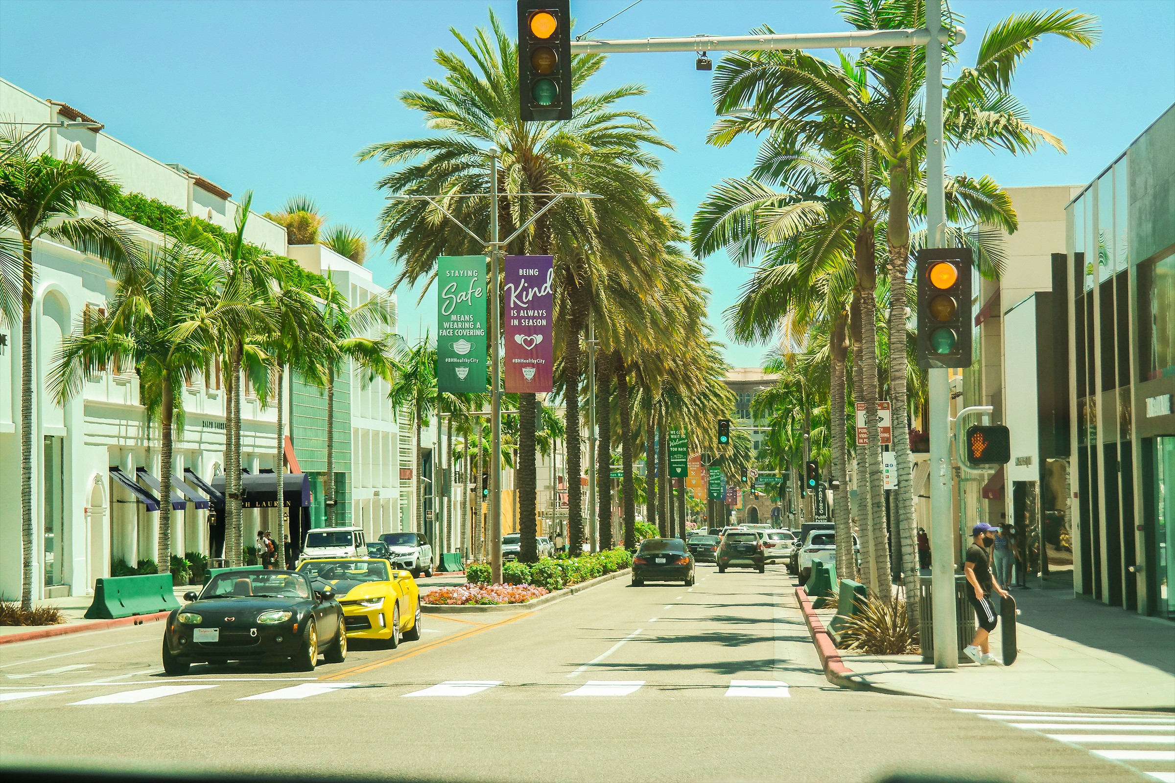 Afternoon picture of the rodeo dr street in beverly hills