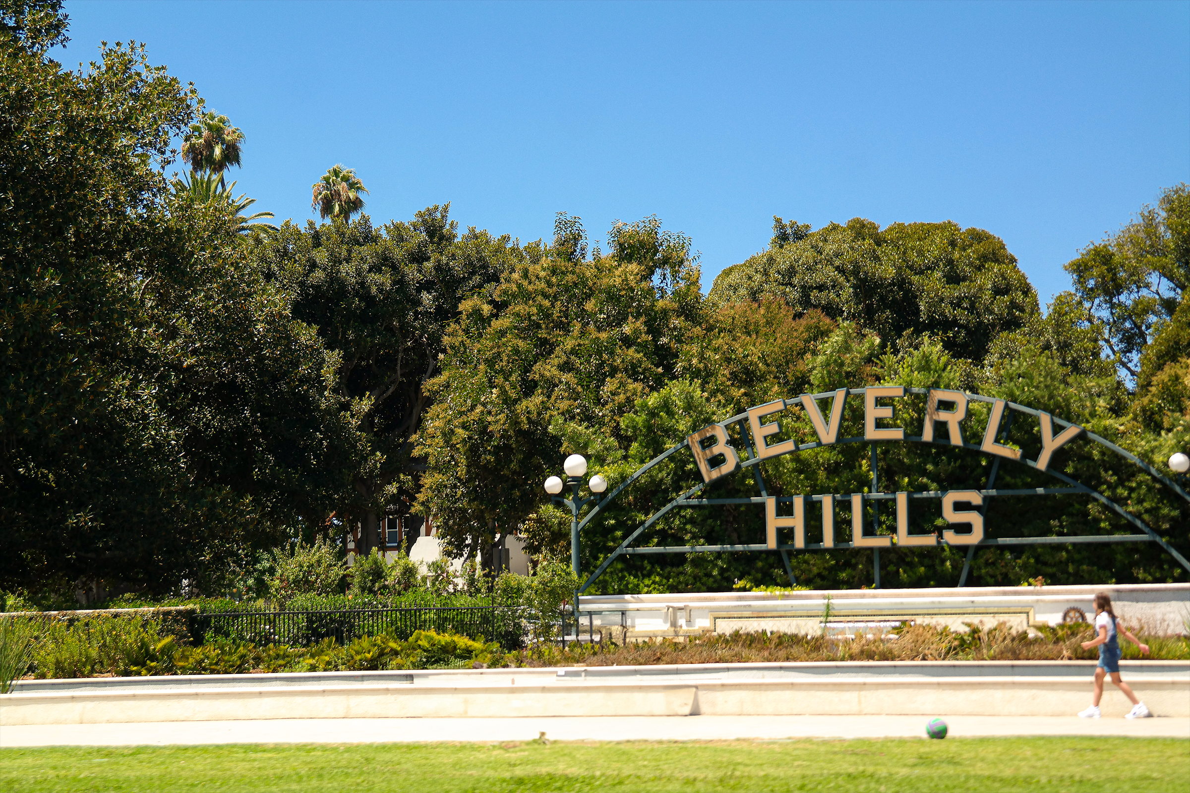 Picture of beverly hills sign with green trees in the background